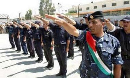 Un'unità della polizia palestinese della West Bank ripete il saluto nazista